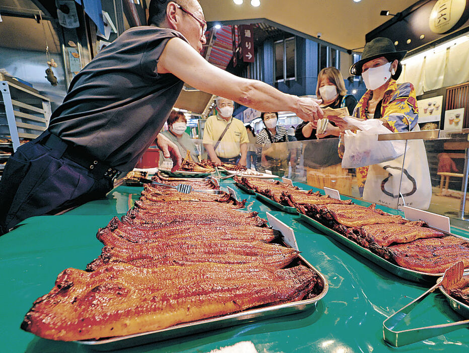 店頭に並んだウナギのかば焼き＝５日午前１０時４５分、金沢市の近江町市場