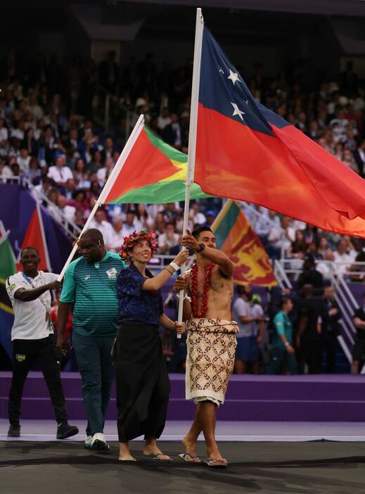 パリ五輪の閉会式でサモアの旗手が裸で登場(写真：ロイター/アフロ)