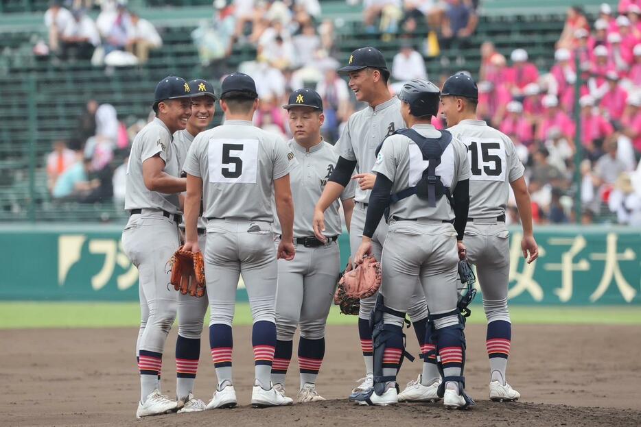 勝利した青森山田の選手達