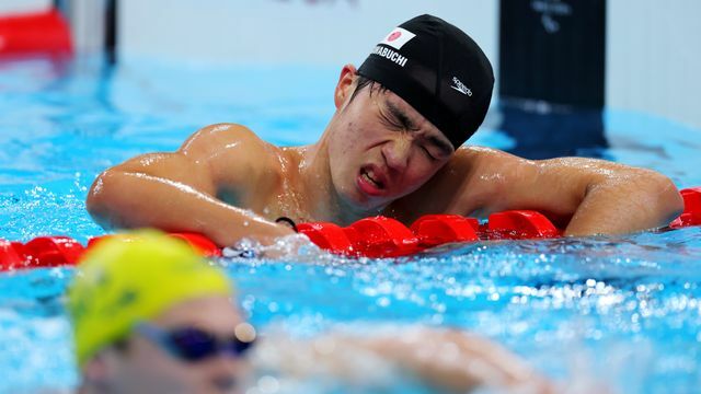 悔しさをにじませる水泳の川渕大耀選手(写真：西村尚己/アフロスポーツ)