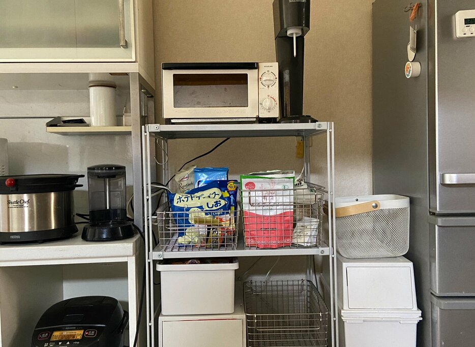 【After】仕事部屋からキッチンに移動してきた小さなスチールラック