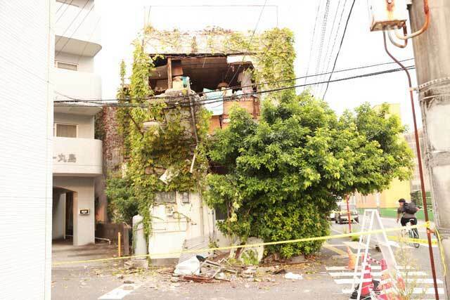 地震で壁が倒壊した家屋＝８日午後６時５分、宮崎市・丸島町