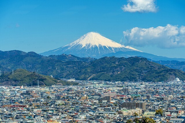 静岡市街地と富士山（photoAC）