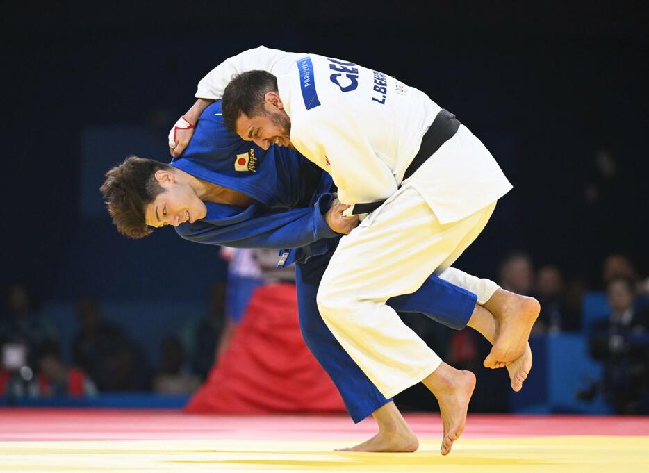 男子90キロ級決勝　ジョージア選手（右）と対戦する村尾三四郎＝パリ（共同）