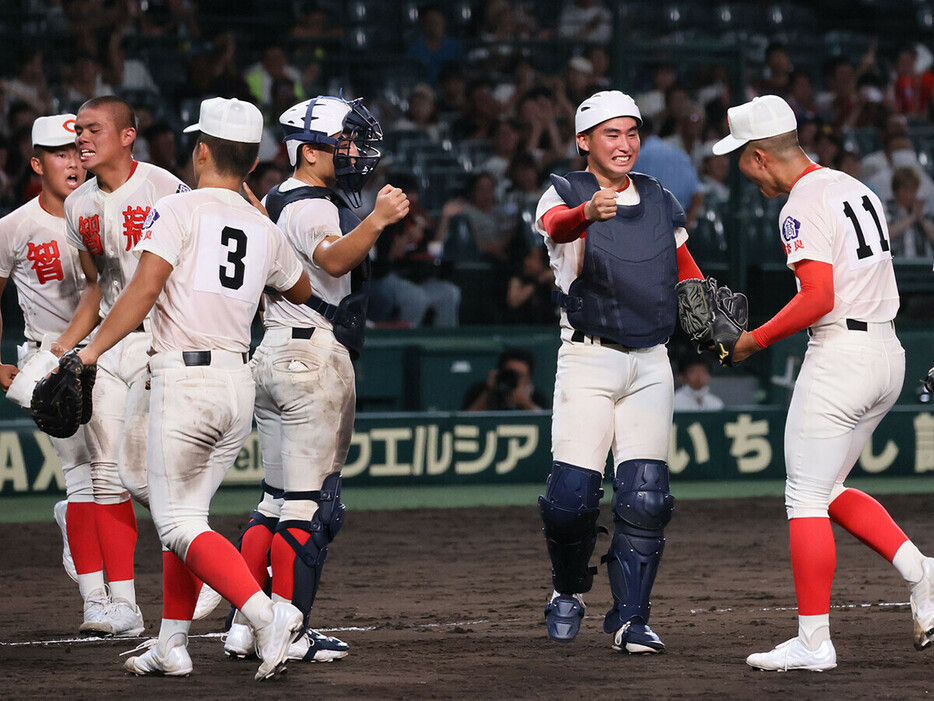 大会初日第３試合の智辯学園と岐阜城北戦は21時36分に終了した　photo by Ohtomo Yoshiyuki