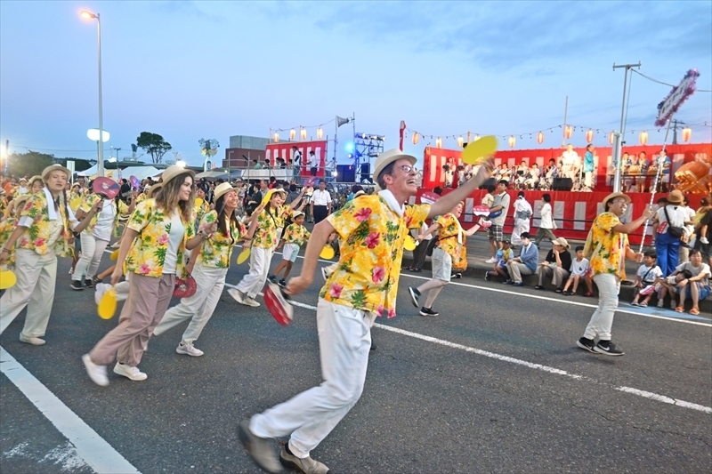 熱気あふれる踊りを繰り広げる参加者＝いわき市