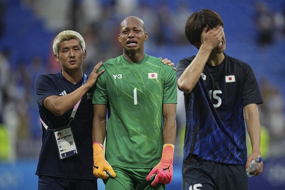 無念の敗退に涙（写真：AP/アフロ）