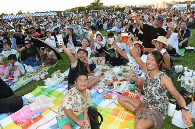 乾杯でイベントを楽しむ参加者＝3日、パイナガマ海空すこやか公園