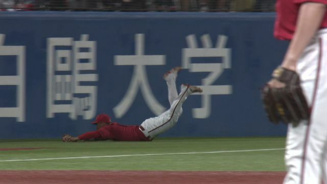 レフト線への打球にダイビングキャッチをみせる中村奨成選手