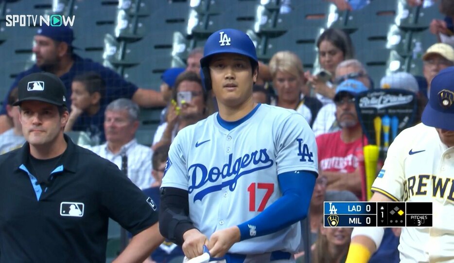 サード強襲で出塁した大谷翔平