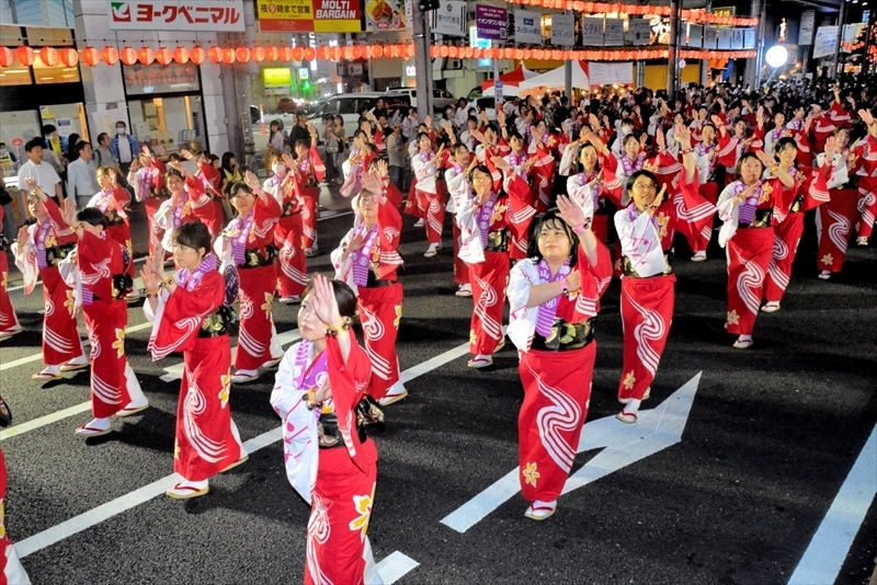 うねめ踊り流しを楽しむ参加者＝福島県郡山市