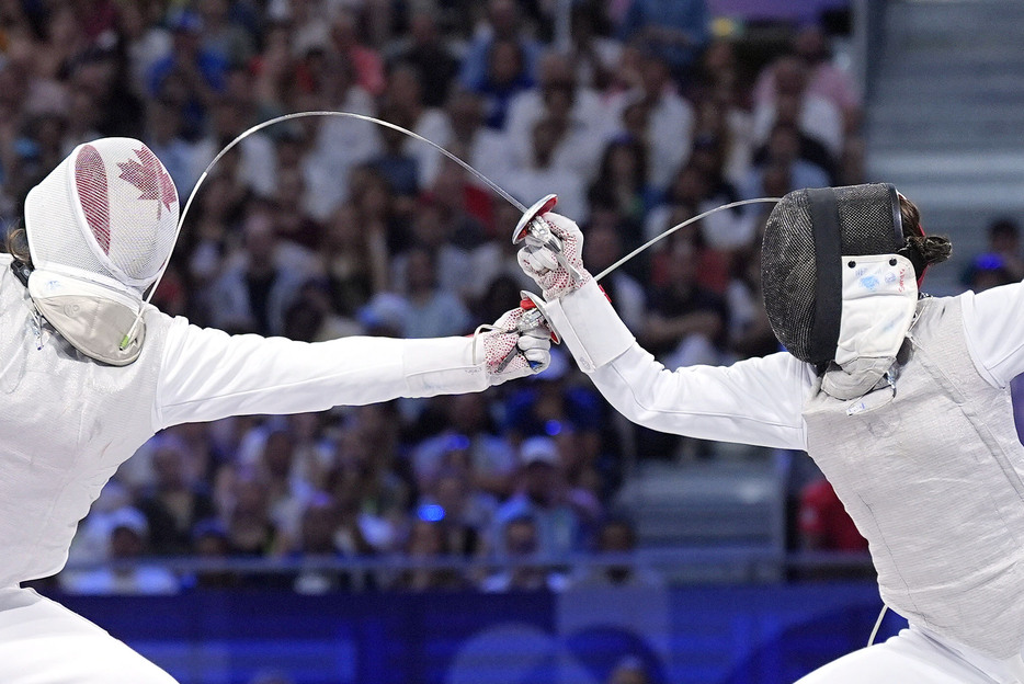 女子フルーレ団体3位決定戦　カナダ選手（左）と対戦する東晟良＝パリ（共同）