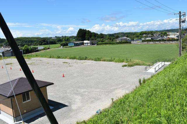 新中学校建設のため川南町が取得した用地。建設計画廃止後、緑地公園や駐車場として整備が進められている＝７月、同町