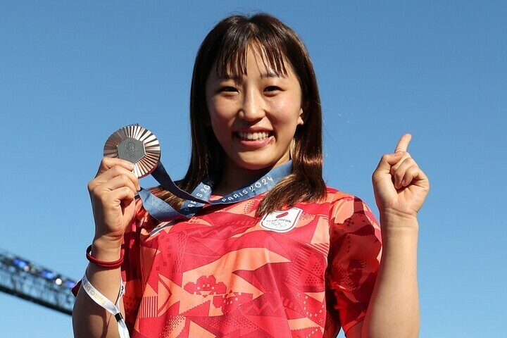 貴重な私服姿も公開した須﨑優衣。(C) Getty Images