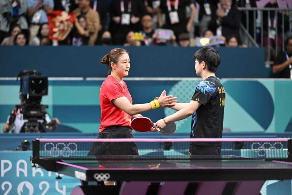 写真：互いの健闘を称えあう孫頴莎（スンイーシャ・中国）、陳夢（チェンムン・中国）/提供：ITTF/ONDA