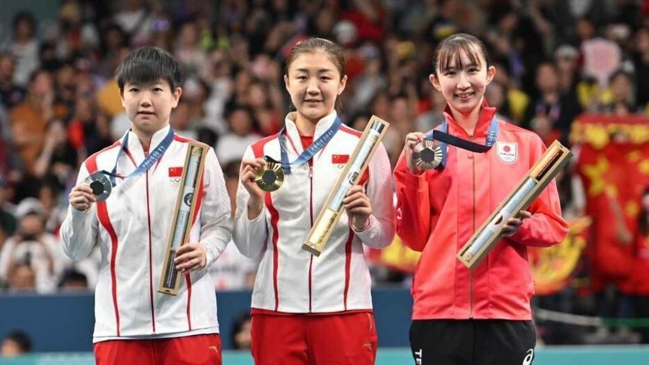 写真：左から孫頴莎（スンイーシャ・中国）、陳夢（チェンムン・中国）、早田ひな（日本生命）/提供：ITTF/ONDA