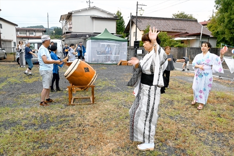 和太鼓を囲みながら踊りの輪を広げる地元民ら