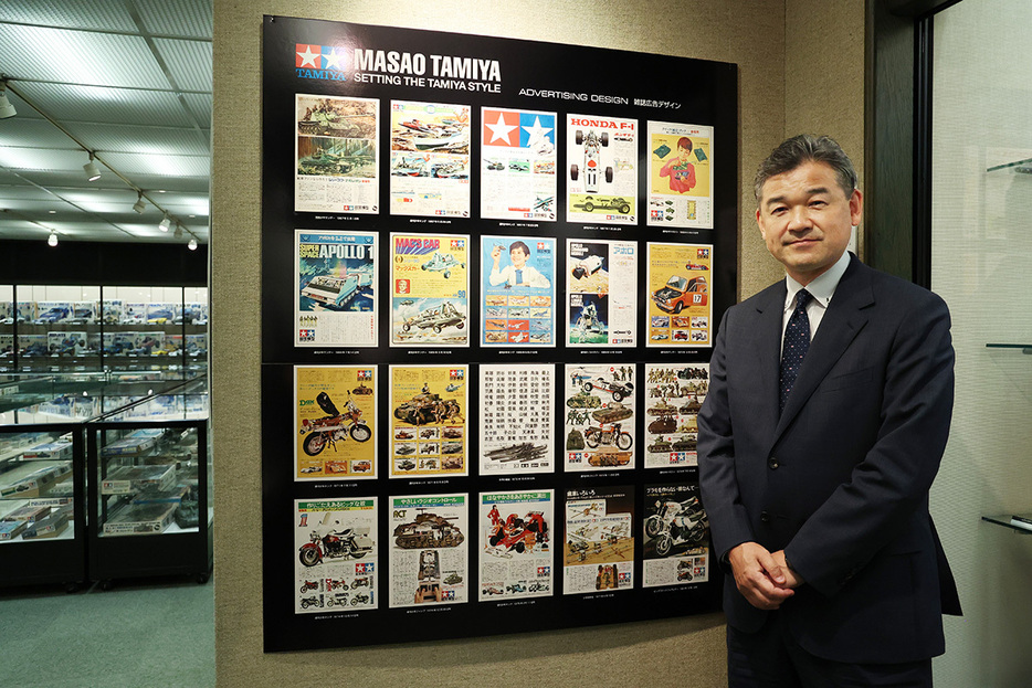 タミヤ歴史館に展示されているタミヤが雑誌に出稿した広告。すべて松井さんが寄贈した