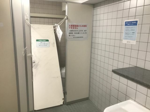 何者かによって壊された扉