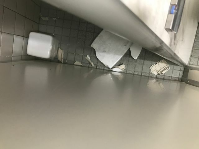 床には破損したトイレの一部も