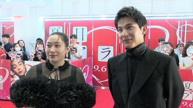 日本テレビの取材に応える丸山礼さん・中川大志さん