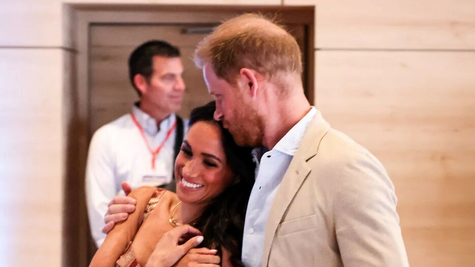 微笑みあい、メーガン妃に優しくキスをするハリー王子。（2024年8月15日、ボゴタ） photography : Getty Images