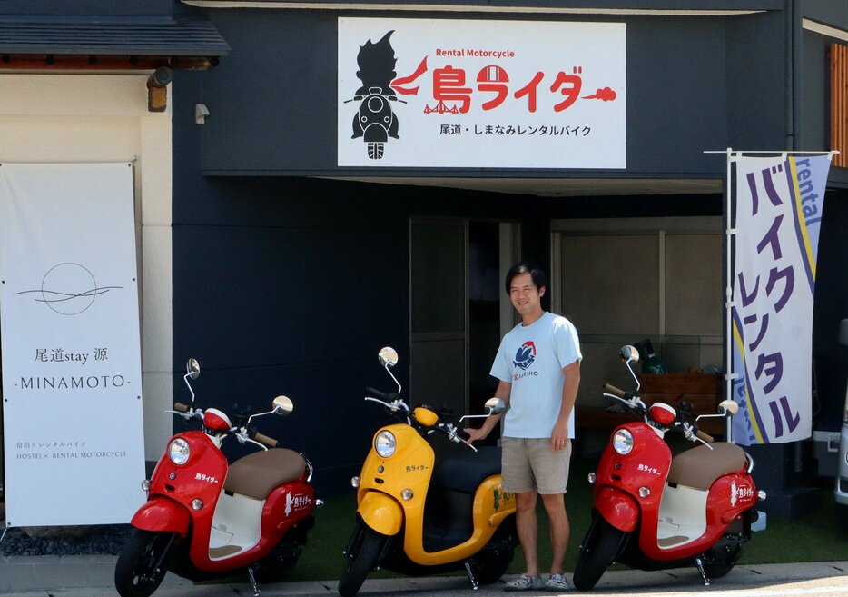 向島の事業所で、貸し出し用のミニバイクを紹介する若松さん