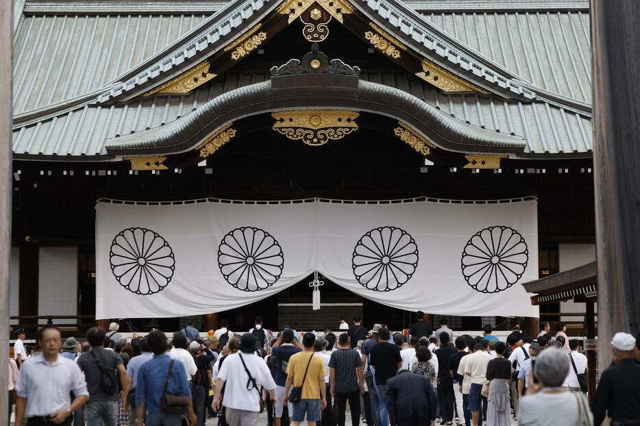 終戦の日を迎え、靖国神社を参拝に訪れた人たち＝15日早朝、東京・九段北