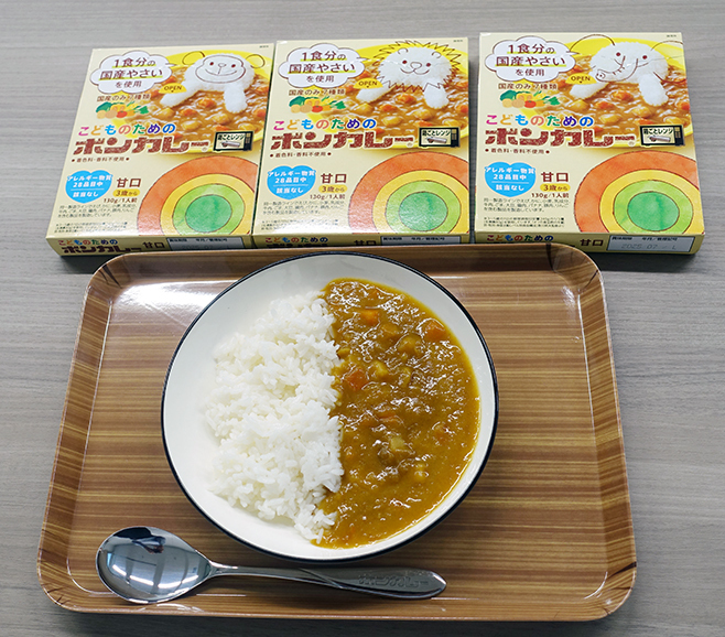 実際に盛り付けたカレーと商品3種