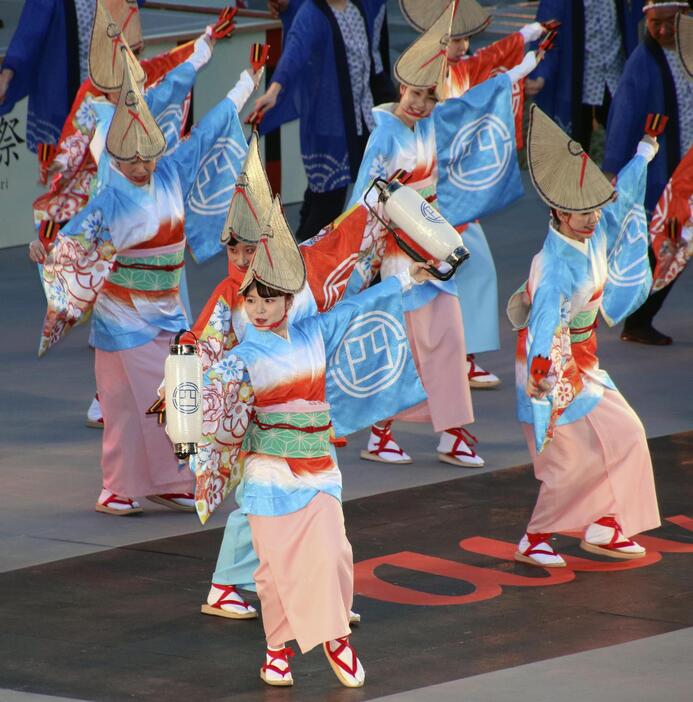 「よさこい祭り」の前夜祭で演舞する踊り子ら＝9日夕、高知市