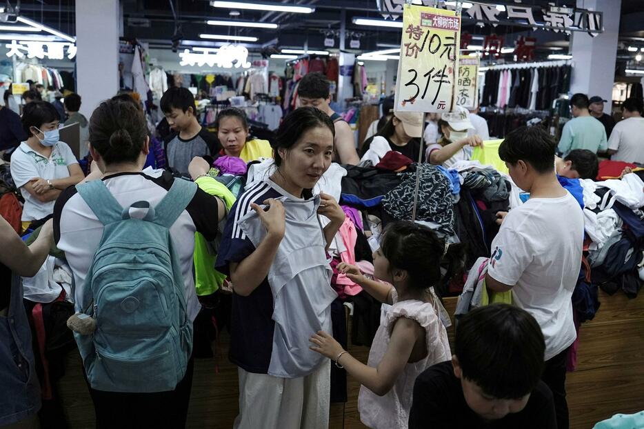 北京の衣類ディスカウント店に集まる人たち＝7月（ロイター＝共同）