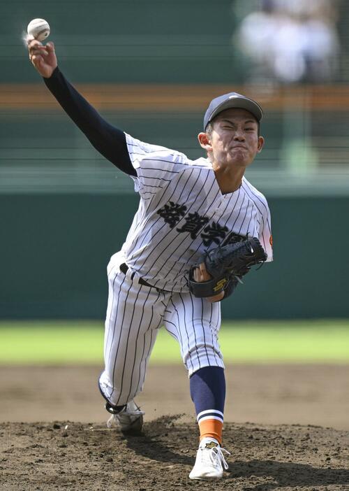 有田工戦に先発した滋賀学園・脇本＝甲子園