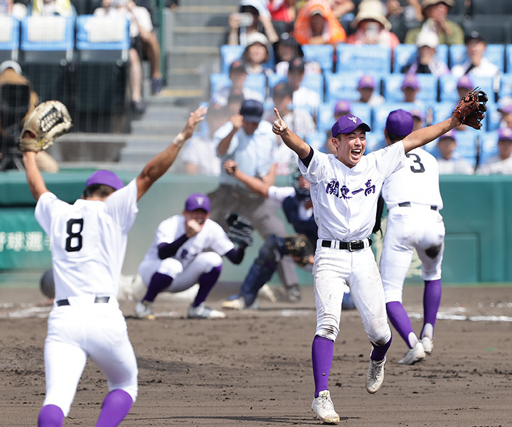 センター飛田からの「神バックホーム」で決勝進出を決めた関東第一