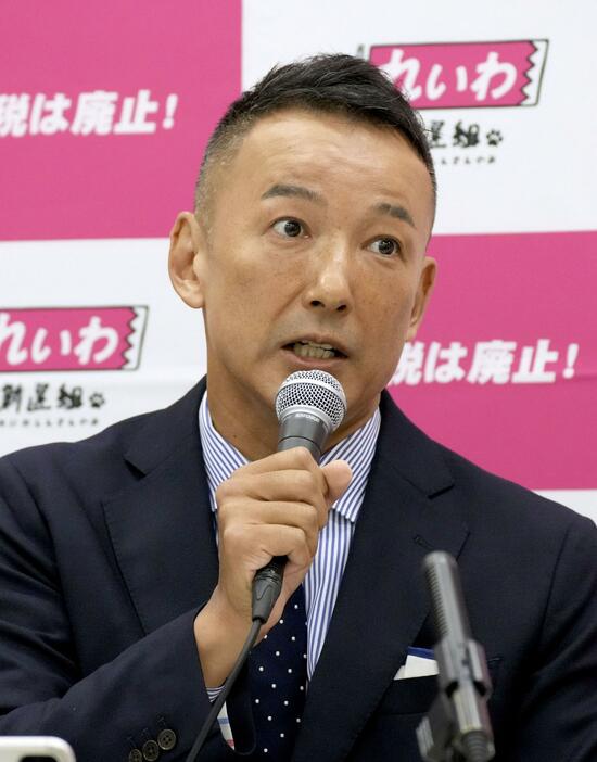 記者会見するれいわ新選組の山本代表＝30日午後、国会