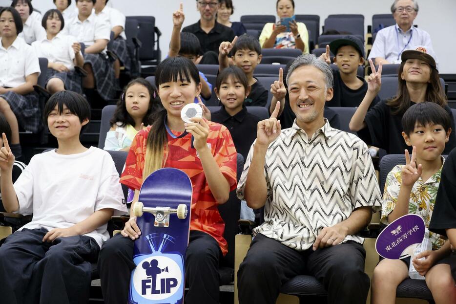 仙台市の東北高で開かれた報告会で写真に納まるパリ五輪スケートボード女子ストリート銀メダルの赤間凜音（1列目左から2人目）＝9日午前