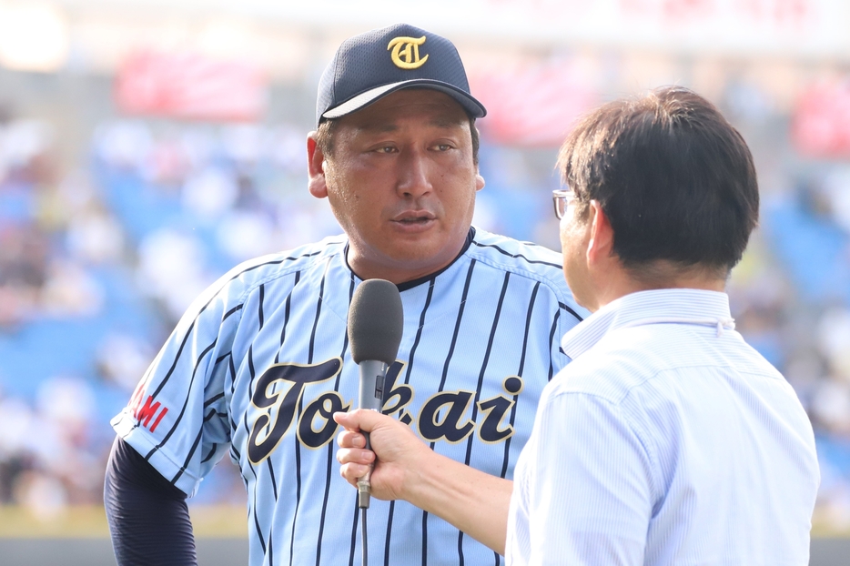 優勝インタビューに応じる東海大相模・原 俊介監督