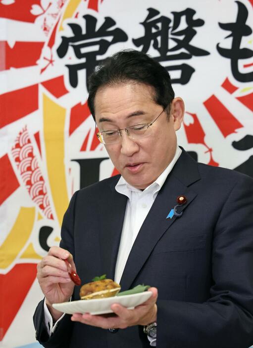 福島県いわき市の小名浜魚市場で海産物などを試食する岸田首相＝24日午後（代表撮影）