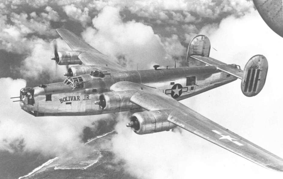 飛行中のB-24M。ご覧のようにB-24シリーズは双垂直尾翼を備える。同じ4発重爆撃機ながらB-17とはかなり異なったデザイン・コンセプトに基づいて設計されていることがよくわかる。