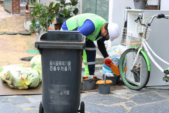 2021年7月5日、ソウル道峰区道峰1洞の一戸建の団地で、清掃員が生ゴミを回収している＝ク・ドゥルレ・ハンギョレ21記者