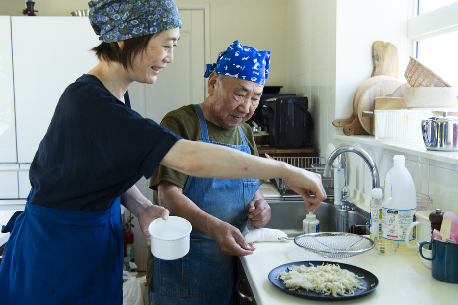 まさるさん制作のレシピを撮影する場面では、まさみさんがすっとサポート役に回る場面も