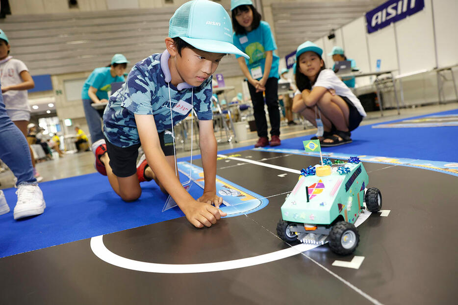 現役エンジニアから学ぶ！　子どもたちがエンジニアの仕事を体感！