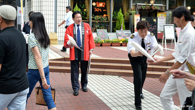 有楽町のJALプラザ前で植木社長（当時）とともに秋田県のパンフレットを配るJALのパイロット＝13年7月25日 PHOTO: Tadayuki YOSHIKAWA/Aviation Wire