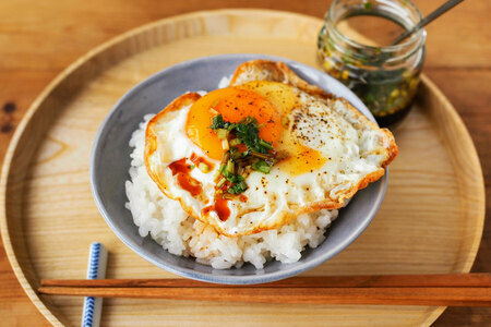 目玉焼きパクチー醤油のっけごはん。