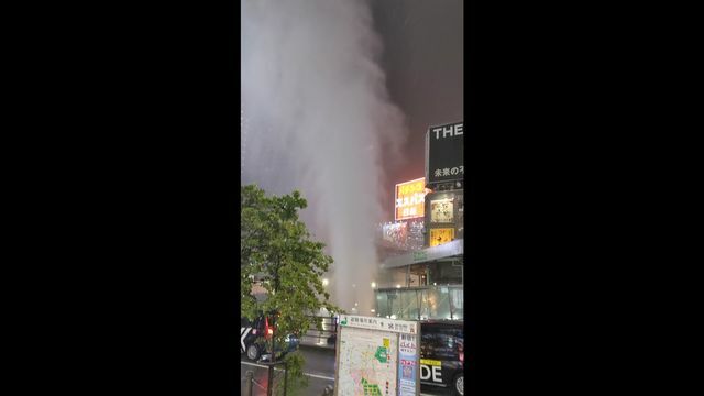 新宿駅近くのマンホールのふたが吹き飛んだ現場（視聴者提供）