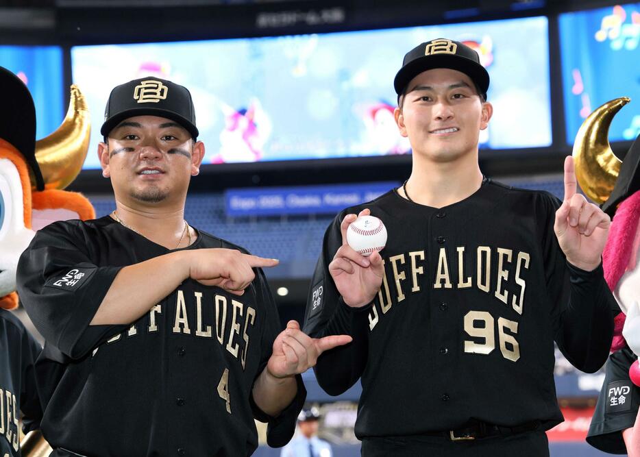 　プロ初勝利を飾った高島（右）とバースデーアーチを放った森（撮影・立川洋一郎）