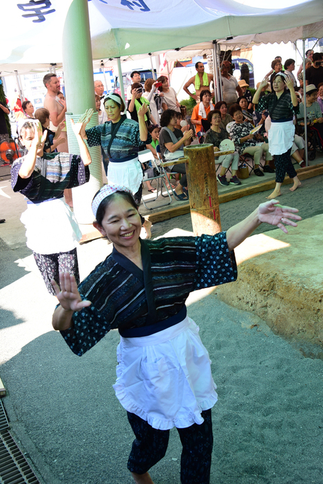 女性たちが披露した村無形文化財の芦検稲すり踊り＝10日、鹿児島県宇検村