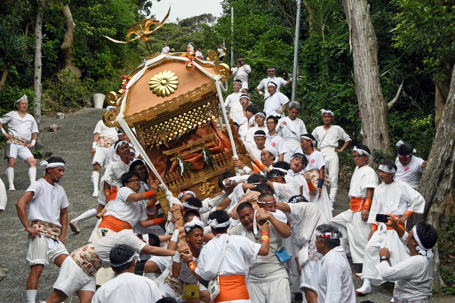 神輿を揺らしながら石段を下りる担ぎ手＝いずれも館山