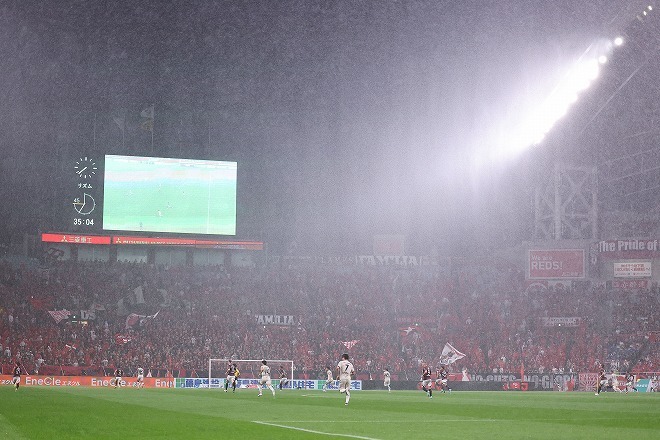 埼玉スタジアムは激しい雷雨。試合中止が決まった。写真：梅月智史（サッカーダイジェスト写真部）