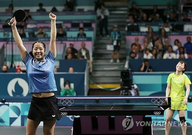 卓球女子シングルス準々決勝で勝利した申裕斌＝1日、パリ（聯合ニュース）