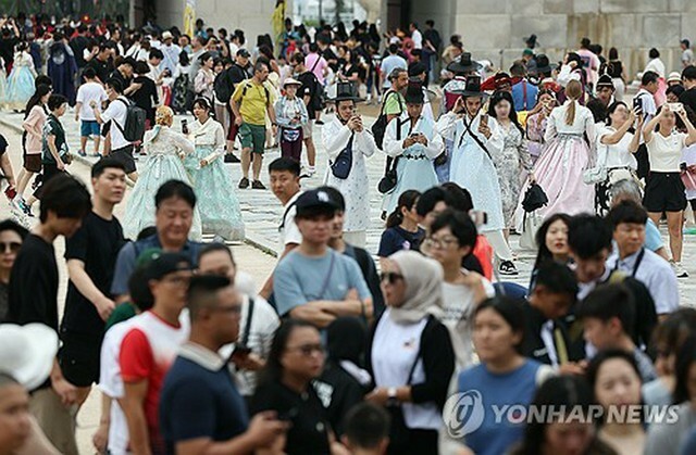 朝鮮王朝時代の宮殿、景福宮を訪れた観光客（資料写真）＝（聯合ニュース）